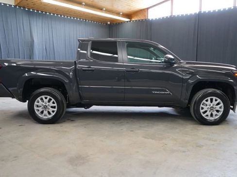 Used 2025 Toyota Tacoma SR5 AWD/4WD image 8