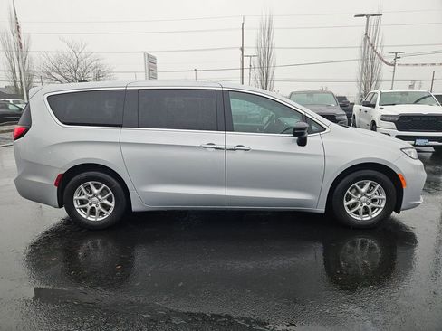 New 2026 Chrysler Pacifica Select image 7