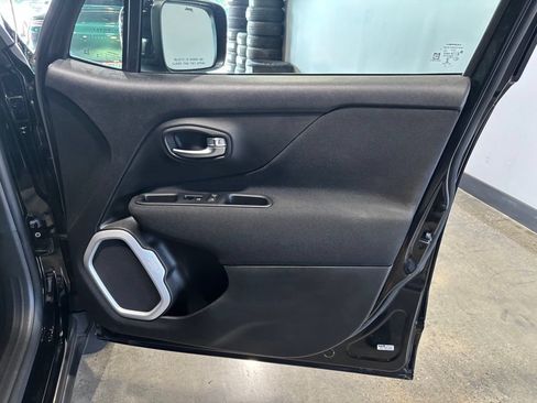 Used 2020 Jeep Renegade Latitude w/ Cold Weather Group AWD/4WD image 18