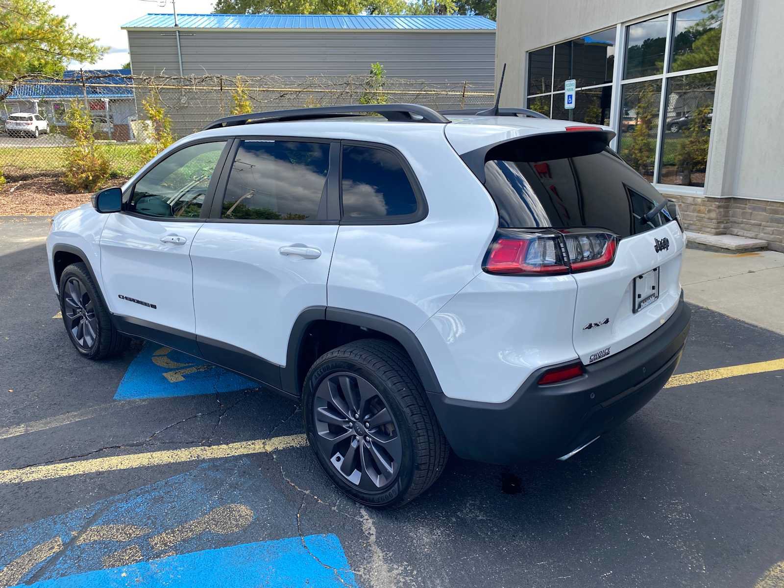 Used 2021 Jeep Cherokee Latitude Lux 80th Anniv w/ Quick Order Package 26U 80TH AWD/4WD image 3