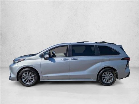 Used 2021 Toyota Sienna XLE image 8