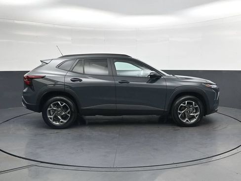 Used 2025 Chevrolet Trax LT FWD image 3