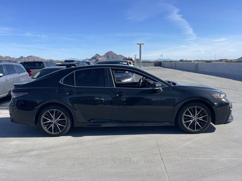 Used 2022 Toyota Camry SE image 3