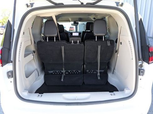 Used 2023 Chrysler Pacifica Touring-L FWD image 26
