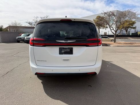 Used 2023 Chrysler Pacifica Touring-L image 8