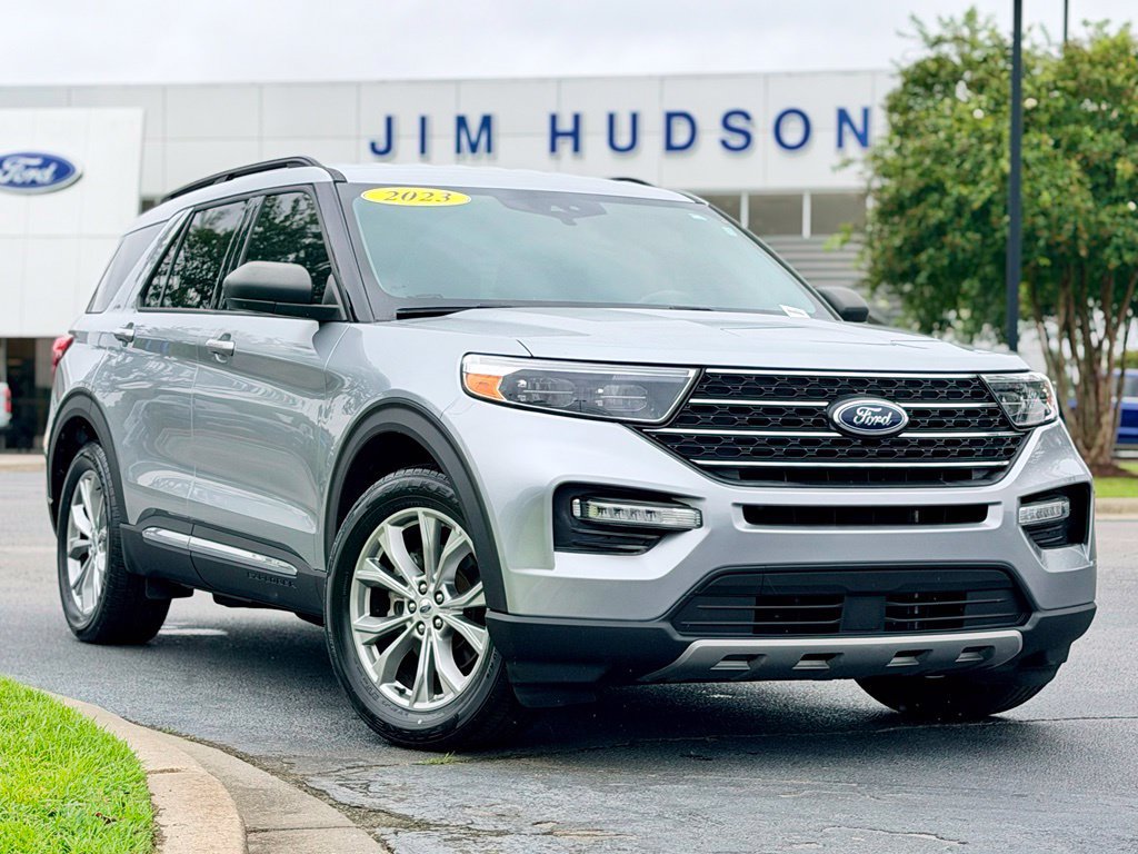 Used 2023 Ford Explorer XLT w/ Equipment Group 202A RWD image 2