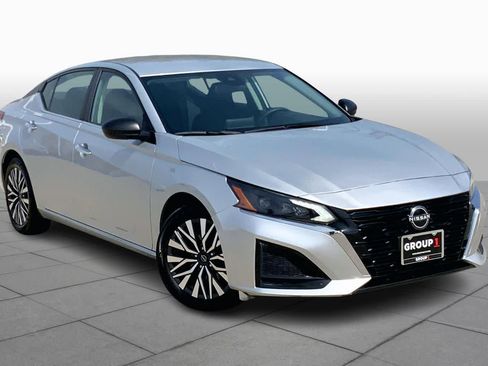 Used 2024 Nissan Altima 2.5 SV image 2