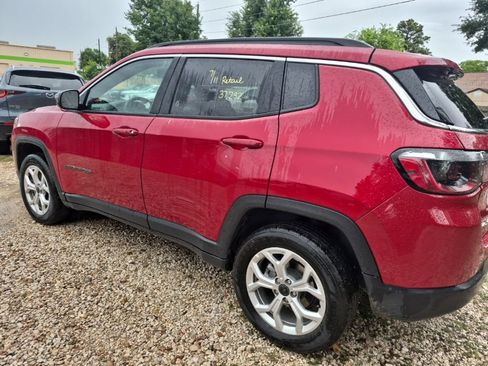 Used 2025 Jeep Compass Latitude w/ Sun & Sound Group AWD/4WD image 2
