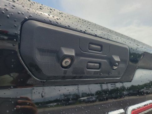 Used 2023 GMC Sierra 1500 AT4 w/ Technology Package AWD/4WD image 5