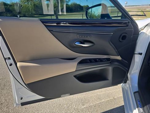 Used 2021 Lexus ES 300h w/ Premium Package image 26