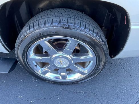 Used 2011 Cadillac Escalade Premium image 26