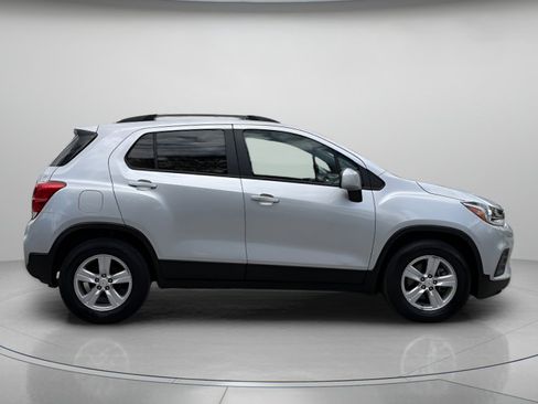 Used 2022 Chevrolet Trax LT w/ LT Convenience Package FWD image 2
