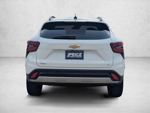 Used 2025 Chevrolet Trax LT FWD image 4