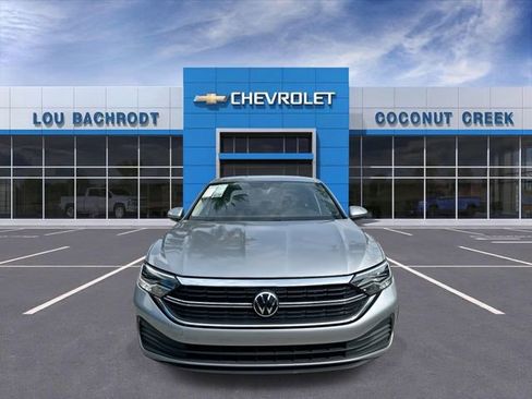 Used 2024 Volkswagen Jetta SE FWD image 3