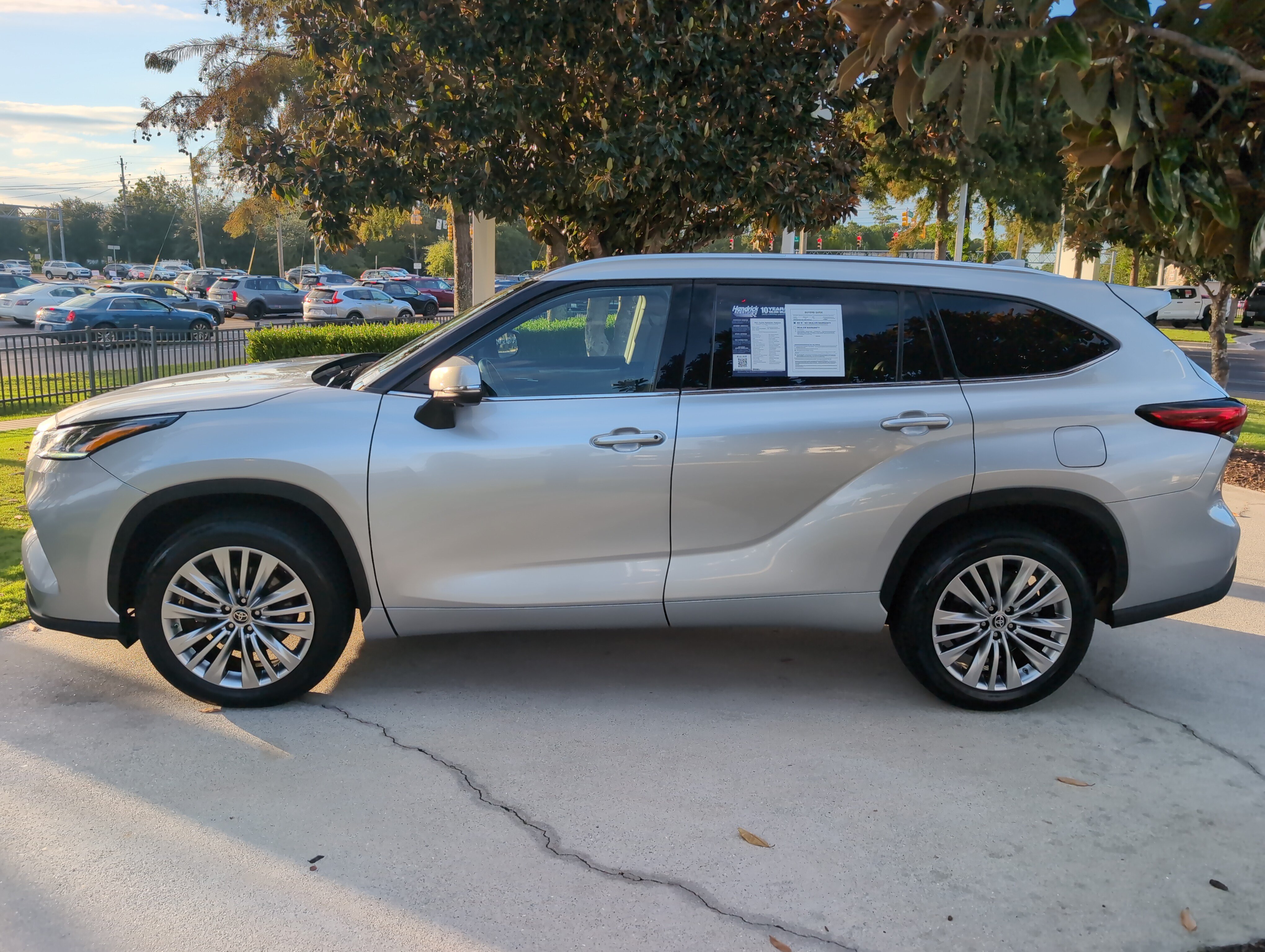 Used 2023 Toyota Highlander Platinum FWD image 5
