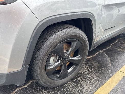 Used 2017 Jeep Cherokee Limited image 10