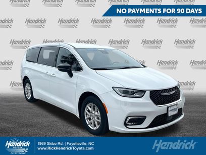 Used 2025 Chrysler Pacifica Select