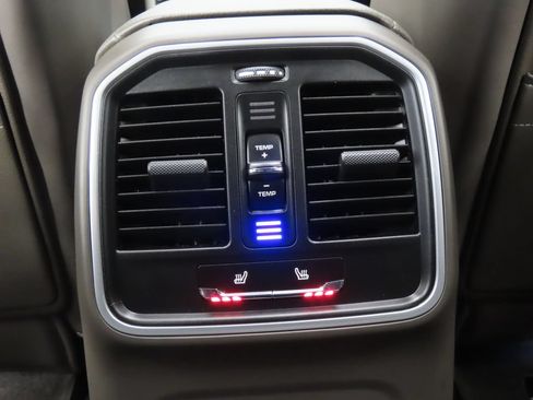 Certified 2026 Porsche Macan AWD/4WD image 33