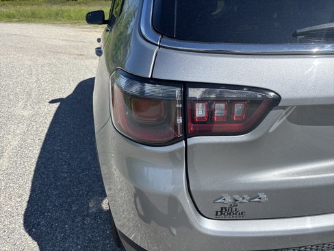 Used 2022 Jeep Compass Latitude AWD/4WD image 11