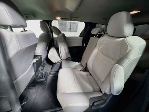 Used 2026 Toyota Sienna LE FWD image 28
