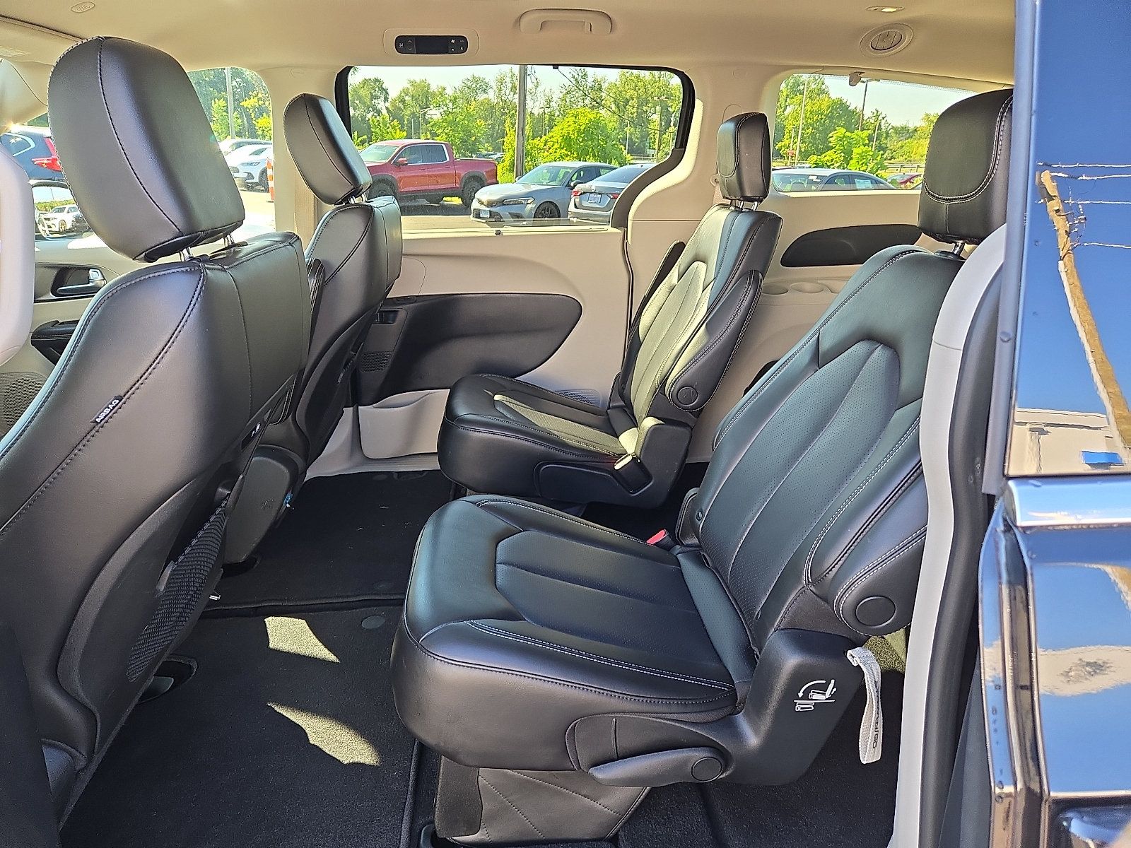 Used 2023 Chrysler Pacifica Touring-L AWD/4WD image 10
