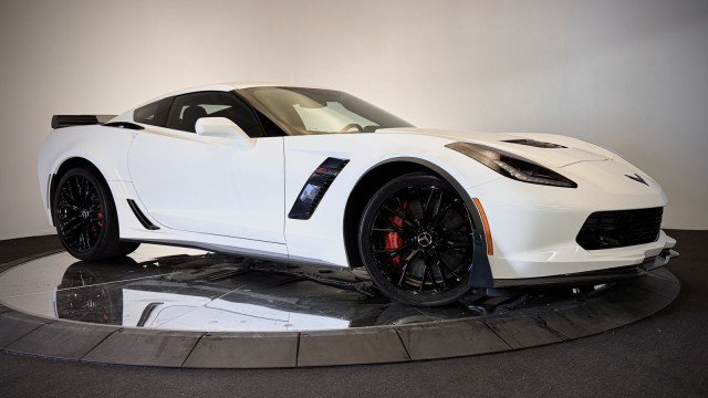 Used 2015 Chevrolet Corvette Z06 w/ 3LZ Preferred Equipment Group RWD image 2