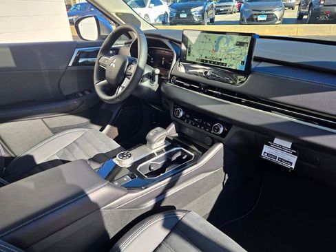 New 2025 Mitsubishi Outlander SE image 5