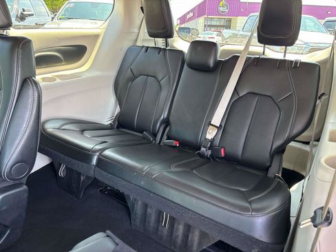 Certified 2024 Chrysler Pacifica Touring-L FWD image 14