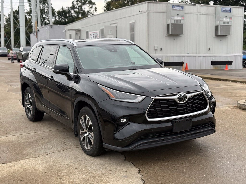Used 2021 Toyota Highlander XLE AWD/4WD image 4