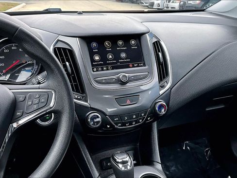 Used 2019 Chevrolet Cruze LT w/ Convenience Package image 7