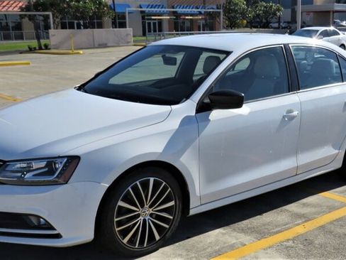 Used 2016 Volkswagen Jetta Sport w/ Lighting Package FWD image 1