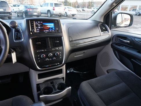 Used 2018 Dodge Grand Caravan SE w/ UConnect Hands-Free Group image 21