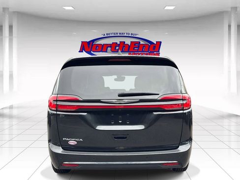 Used 2023 Chrysler Pacifica Touring-L FWD image 4