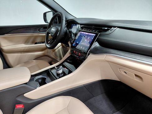 Certified 2025 Jeep Grand Cherokee L Limited image 38