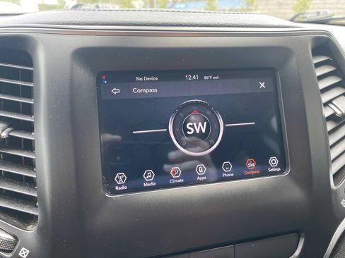 Used 2019 Jeep Cherokee Latitude Plus AWD/4WD image 24
