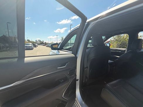 Used 2023 Jeep Grand Cherokee Overland AWD/4WD image 40