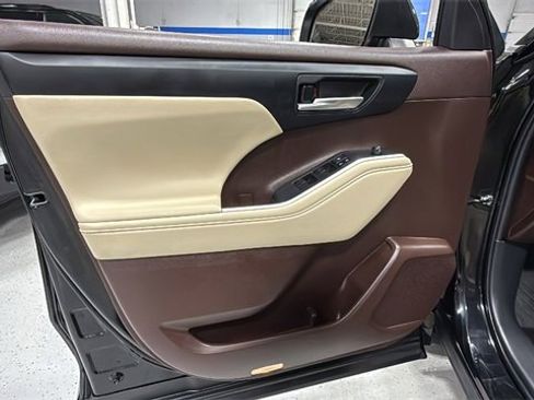 Used 2022 Toyota Highlander XLE image 9