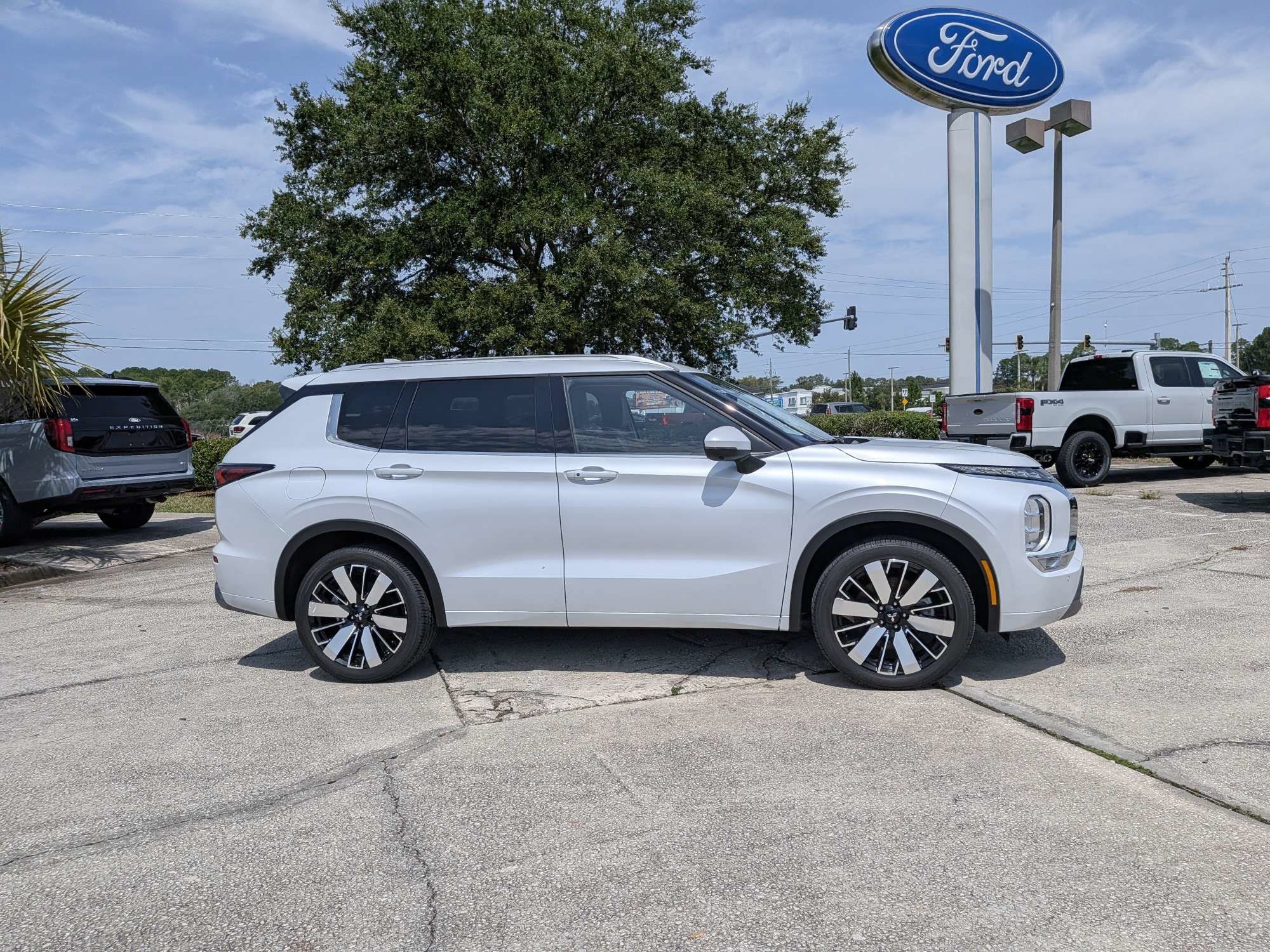 Used 2025 Mitsubishi Outlander SEL FWD image 3