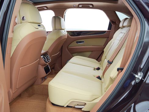 Used 2024 Bentley Bentayga image 36