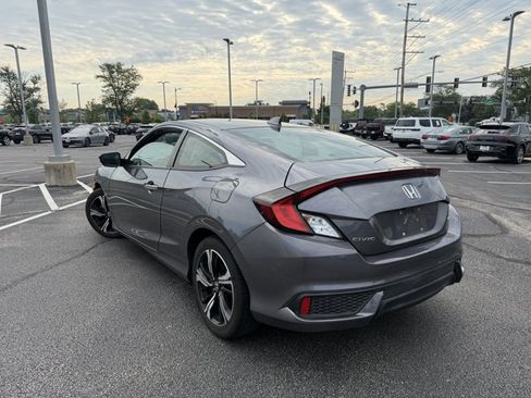 Used 2017 Honda Civic Touring image 3