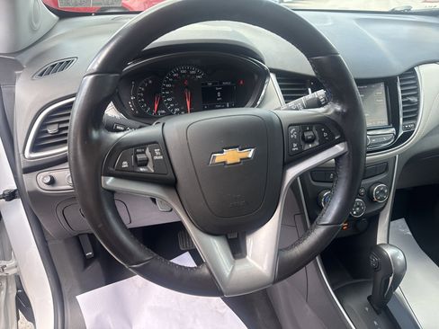 Used 2022 Chevrolet Trax LT w/ LT Convenience Package AWD/4WD image 19