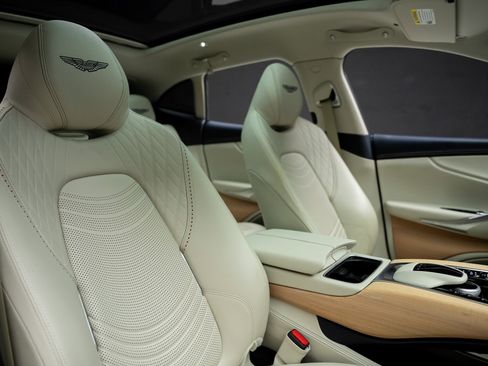 Used 2023 Aston Martin DBX image 60