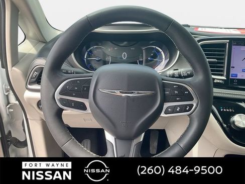 Used 2023 Chrysler Pacifica Touring-L FWD image 19