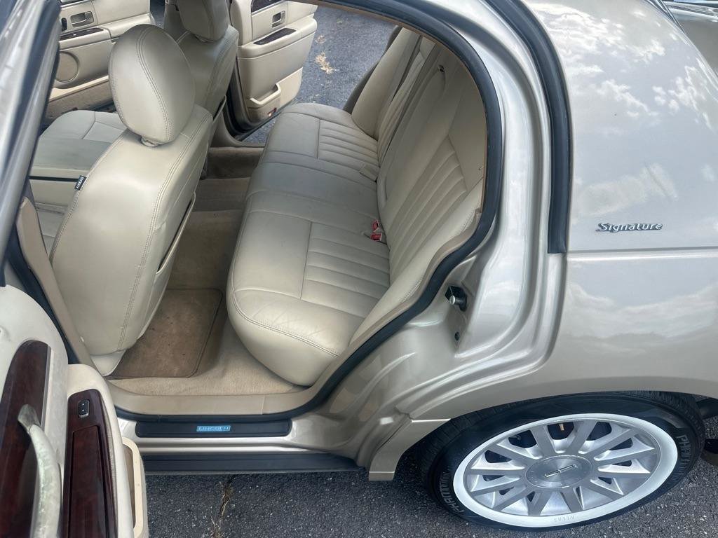 Used 2006 Lincoln Town Car Signature RWD image 24