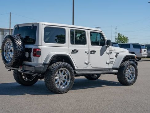 Used 2019 Jeep Wrangler Unlimited Sahara AWD/4WD image 6