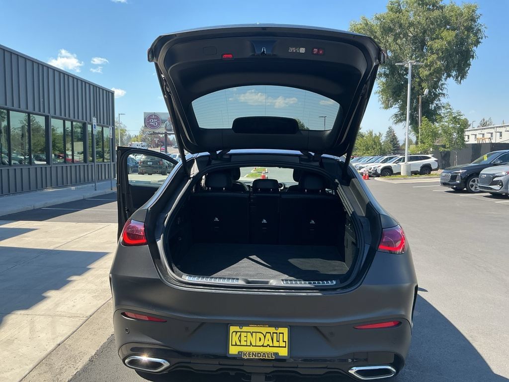 Used 2024 Mercedes-Benz GLC 300 4MATIC image 23