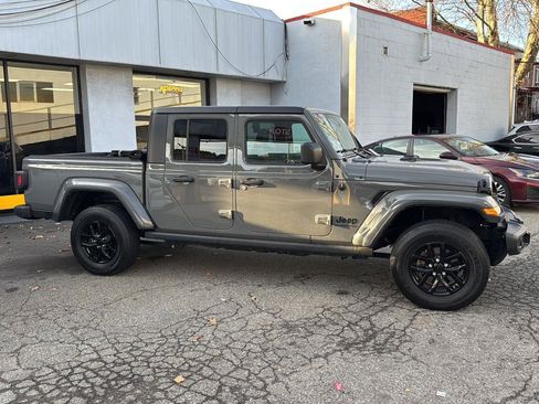 Used 2022 Jeep Gladiator Sport image 10