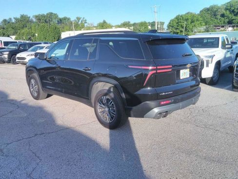 Used 2025 Chevrolet Traverse LT FWD image 2