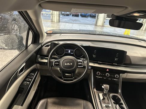 Used 2022 Kia Carnival LX image 2