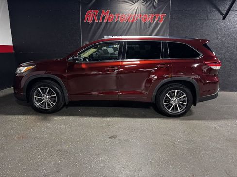 Used 2017 Toyota Highlander XLE AWD/4WD image 2